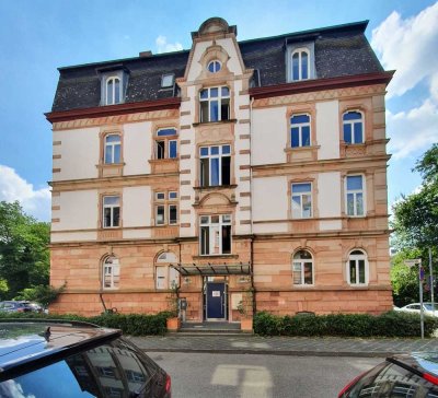 Moderne 2-Zimmer-Wohnung in denkmalgeschütztem Altbau