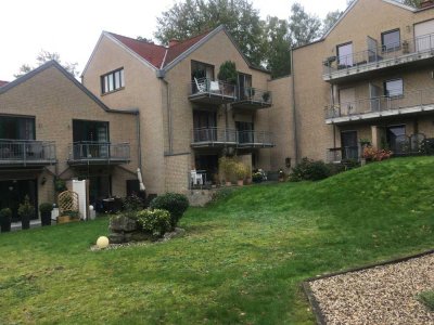 Gepflegte 2-Zimmer Wohnung mit großer Dachterrasse auf parkähnlichem Grundstück