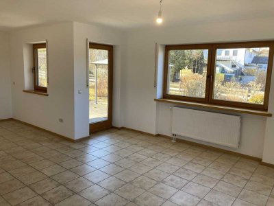 Renovierte 4-Zimmer EG-Wohnung mit Garten und Garage