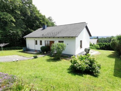 Auerbach b. Hengersberg: Bungalow mit 1.280 m2 Grund, PV-Anlage u. herrlicher Fernsicht/Alpenblick!