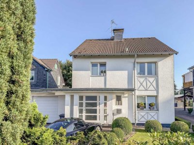 Freistehendes Einfamilienhaus mit Doppelgarage mit Hauszugang * Wohnliche-Nutzfläche 187 m² * Garten