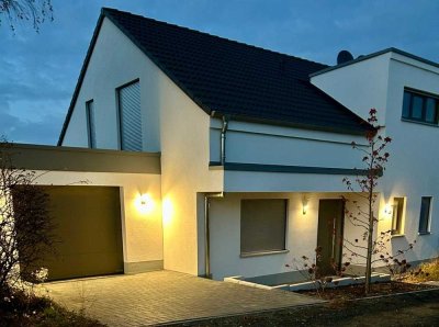 Traumhaus in Ortsrandslage -Sofort verfügbar ! Exklusive KFW55 Neubau DHH. Energieeffizienz A+.