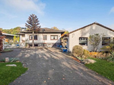 Exklusiver Winkel-Bungalow mit Vollkeller, Garagenbau und Gewächshaus in Stove / Drage