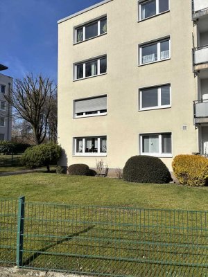 Vermietet wird eine schöne helle Wohnung im 1. Obergeschoss mit Balkon