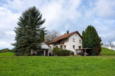 Idyllische Alleinlage mit Alpenblick - Zweifamilienhaus mit großzügiger Garage