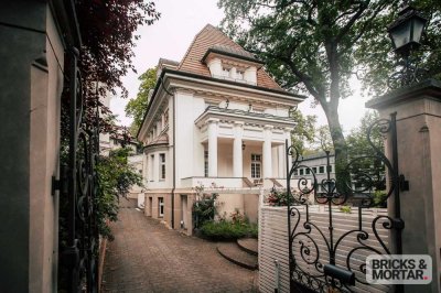 Elegant in historischer Villa: Exklusive Wohnung mit Büro- und Praxisoption in Gehobener Lage