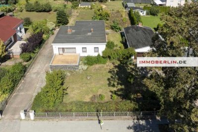 IMMOBERLIN.DE - Charaktervoller Bungalow mit Südwestterrasse, Garagen & großem Garten in familiärer