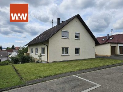 Zweifamilienhaus in sonniger Lage mit viel Potential, tollem Grundstück und Garage.