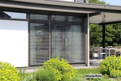 Einfamilienhaus im Bungalowstil mit Terrasse und Carports