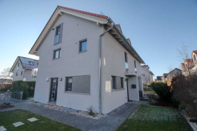 Moderne 4 Zimmer Doppelhaushälfte mit Balkon in Grasbrunn