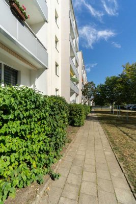 Moderne 3-Raum Wohnung mit Badewanne und Balkon.