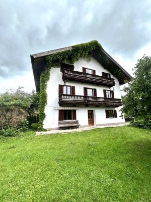 Au bei Bad Feilnbach: Ehemaliges Bauern-Wohnhaus plus zwei Wohnungen in toller Lage