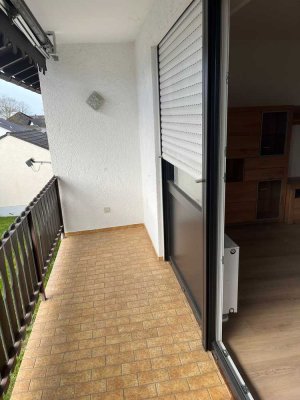 Komplett neu modernisierte Wohnung mit zwei Zimmern sowie Balkon und Einbauküche in Pocking