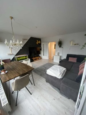 Stilvolle 3-Zimmer-Dachgeschosswohnung mit Balkon in Halstenbek