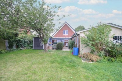 Familienidyll mit großem Garten, Pool, Solaranlage und einer Garage in Feldrandlage