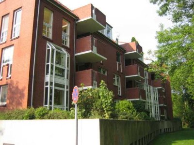 Großzügige, zentrale, aber ruhig gelegene, helle Wohnung mit Balkon und Blick ins Grüne.