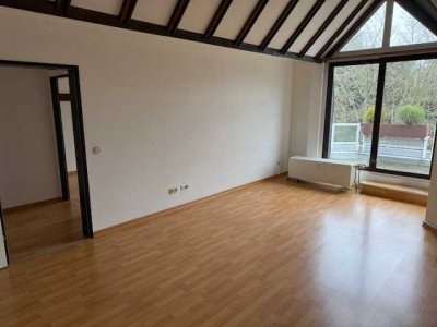 Exklusive, gepflegte 2-Zimmer-Dachgeschosswohnung mit geh. Innenausstattung mit EBK