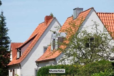 Einfamilienhaus mit Balkon, Terrasse und Garage