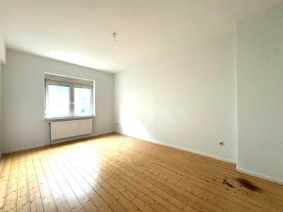 Wunderschöne 3,5-Zimmerwohnung mit Dielenboden und Balkon in zentraler Lage !