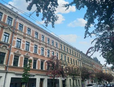 Moderne Dachgeschosswohnung mit Balkon & Einbauküche