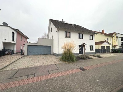 Modernes und großzügiges Haus mit Doppelgarage und Garten in Forst