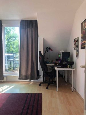 Gemütliche 2-Zimmer-Dachgeschosswohnung mit Balkon in Hamburg