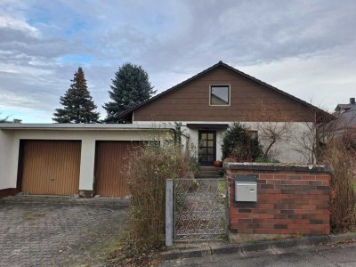 Schönes Wohnhaus mit viel Potential, großem Garten und Doppelgarage in ruhiger Lage