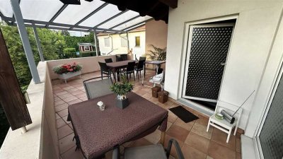 Großzügige Maisonette-Wohnung mit Dachterrasse und 2 PKW-Stellplätzen