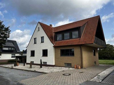 Zweifamilien-Wohnhaus auf großem Grundstück