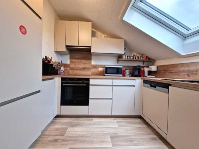 Interessante 2-Zi-DG-Wohnung mit 2 Abstellräumen und neuen Küche sucht einen neuen Besitzer