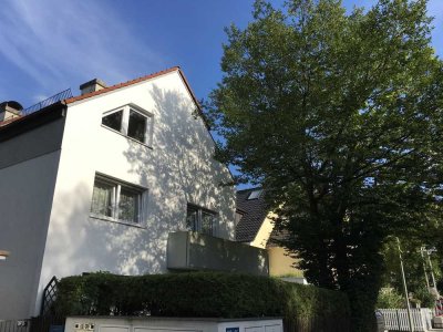 Schöne 3-Zimmer-Maisonette-Wohnung mit Balkon und Terrasse in München Moosach