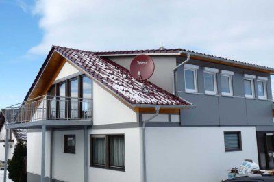 CHARMANT & MODERNISIERT! 4-Zimmer-Wohlfühl-Dachgeschosswohnung mit grossem Balkon und Carport