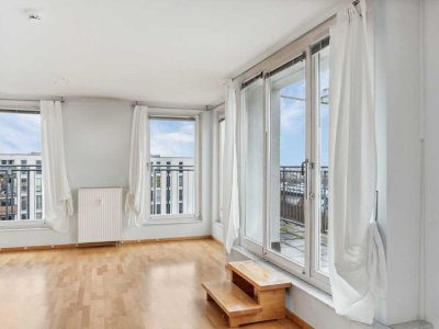 Bezugsfrei! Helle 2-Zimmer-Wohnung mit großer Dachterrasse und Stellplatz in Berlin Spandau