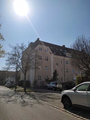 Gepflegte 2-Zimmer-Hochparterre-Wohnung mit Terrasse und EBK in TOP-Lage nähe City-Galerie