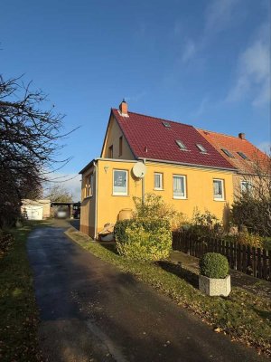 Charmante Doppelhaushälfte mit großem Grundstück in ruhiger Lage