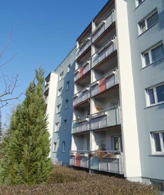 BALKON MIT BLICK INS GRÜNE // 3-Zi.-Whg. in ruhiger Seitenstraße