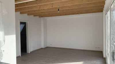 Erstbezug - Helle 1 Zimmer-Wohnung (DG) mit gehobener Ausstattung und EBK (Neubau)