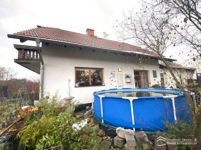 freistehendes Einfamilienhaus mit Kamin, Balkon, Garten, Terrasse und Parkplätzen