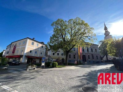 WOHNEN AM RATHAUSPLATZ -- FREUNDLICHE WOHNUNG MIT 2 ZIMMERN IN KIRCHDORF!