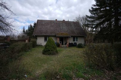 Hauptstadtmakler-Geräumiges Haus mit Pool und großem Grundstück