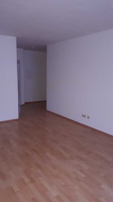 Helle, gut geschnittene Zwei-Zimmer-Wohnung mit Balkon und EBK in Schwalbach