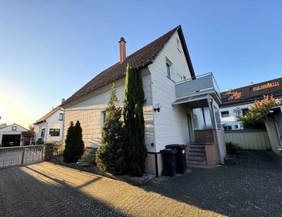 Freistehendes Einfamilienhaus auf tollem Grundstück (bebaubar) mit Balkon, Garage + Nebengebäuden