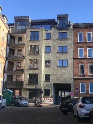 Geschmackvolle Wohnung mit zwei Zimmern sowie Balkon und EBK in Kiel