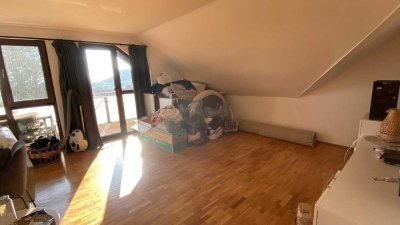 Schöne und gepflegte 3-Raum-Dachgeschosswohnung mit Balkon in Gudensberg