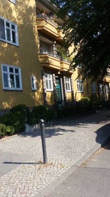 Bezugsfrei! 2-Zimmer-Altbau mit Balkon im Kiez von Adlershof provisionsfrei zu verkaufen!