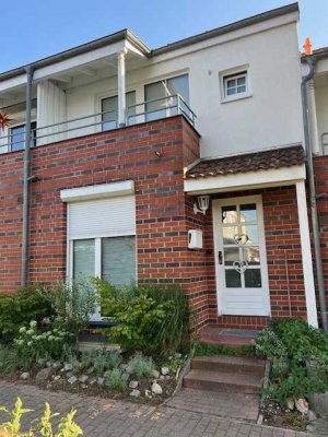 Modernes, gepflegtes RMH mit Terrasse, Balkon und Carport