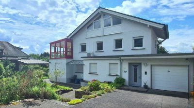 Imposante Maisonettewohnung mit schönem Garten, Wintergarten und Garage!