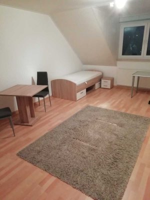 Möbel.  1-Zimmer-DG-Appartement mit Einbauküche