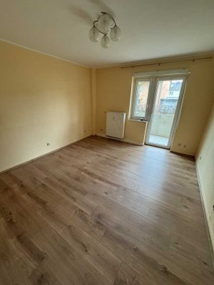 Neuwertige Wohnung mit zwei Zimmern sowie Balkon und EBK in Wesseling