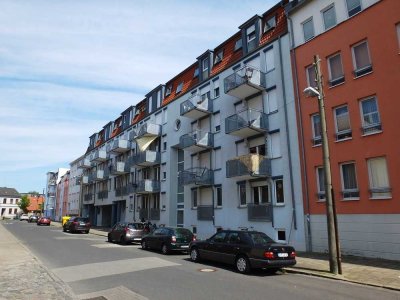 Helles WG-Zimmer mit Einbauküche, auch mit Balkon.